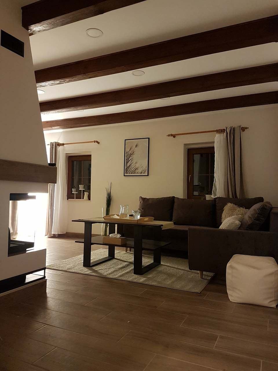 Obývací pokoj s krbem a TV